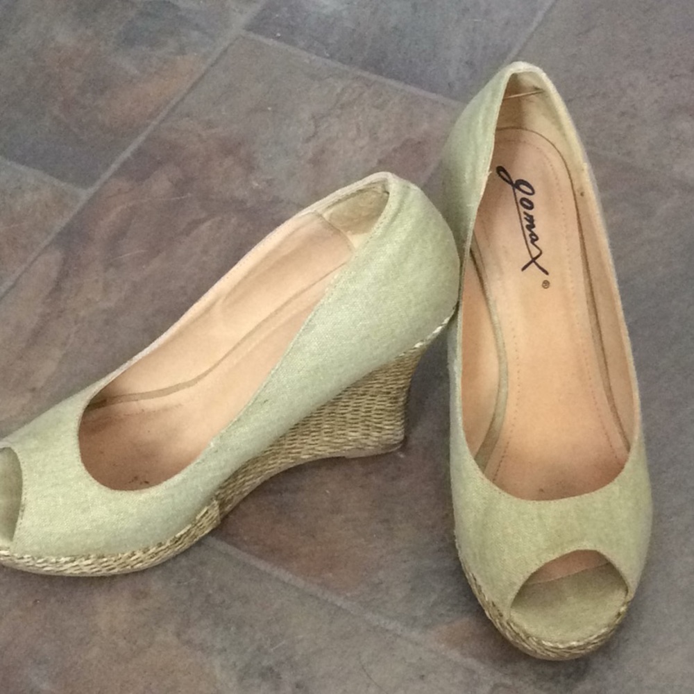Peep Toe Wedge in Color Vanilla